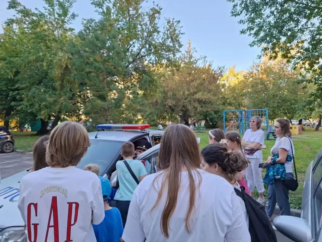 Госавтоинспекция и ТОС "Танковый" провели урок безопасности для детей Госавтоинспекция и ТОС "Танковый" провели урок безопасности для детей