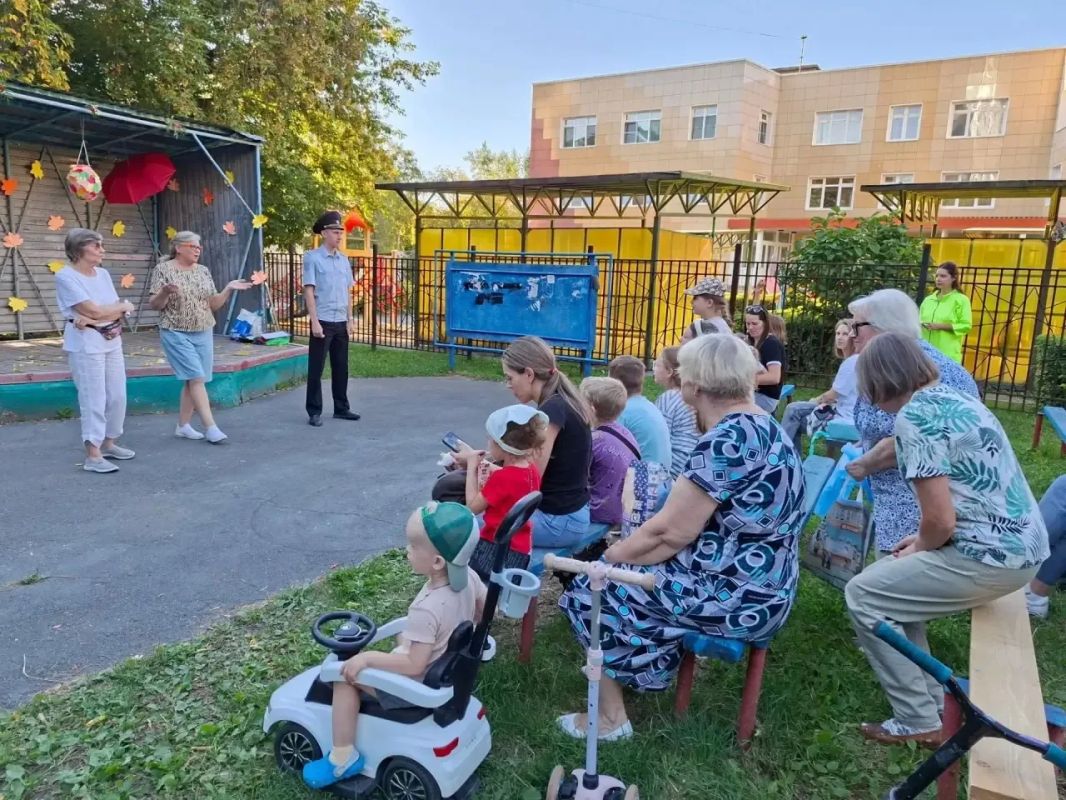 Госавтоинспекция и ТОС "Танковый" провели урок безопасности для детей Госавтоинспекция и ТОС "Танковый" провели урок безопасности для детей