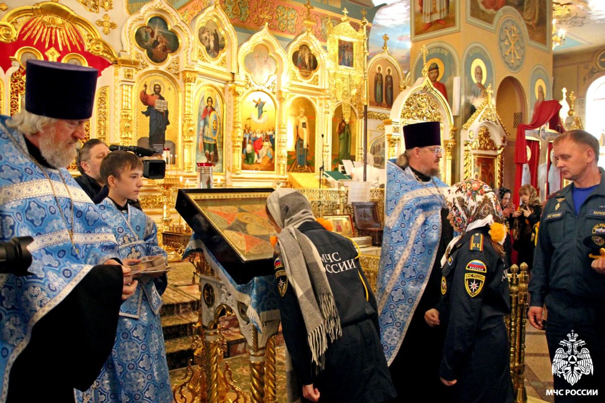 Спасатели Новосибирска посетили молебен в честь своей небесной покровительницы Спасатели Новосибирска посетили молебен в честь своей небесной покровительницы