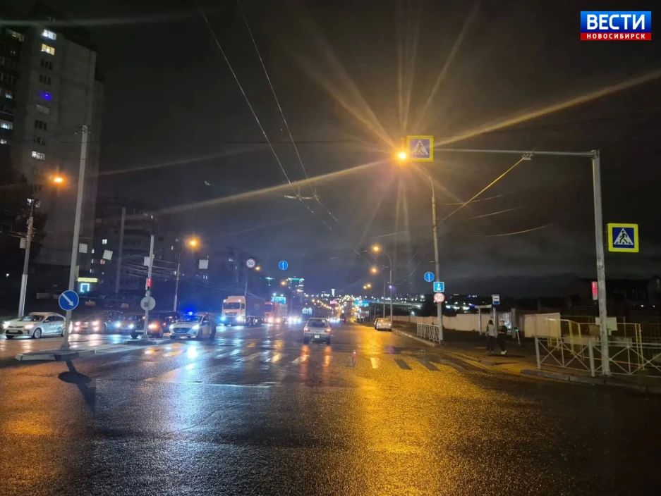 Сбил пешехода. 16 сентября около 22:10 в Кировском районе Новосибирска около дома № 120/1 на улице Немировича-Данченко автомобиль Subaru Forester при повороте направо сбил пешехода
