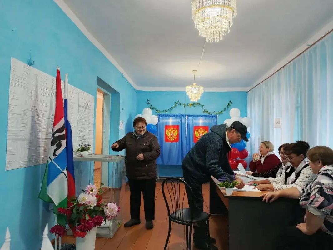 Жители районов Новосибирской области продолжают активно голосовать Жители районов Новосибирской области продолжают активно голосовать