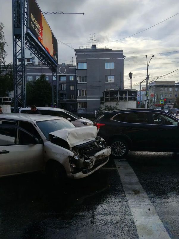 Судебный пристав спас женщину после аварии в центре Новосибирска Судебный пристав спас женщину после аварии в центре Новосибирска