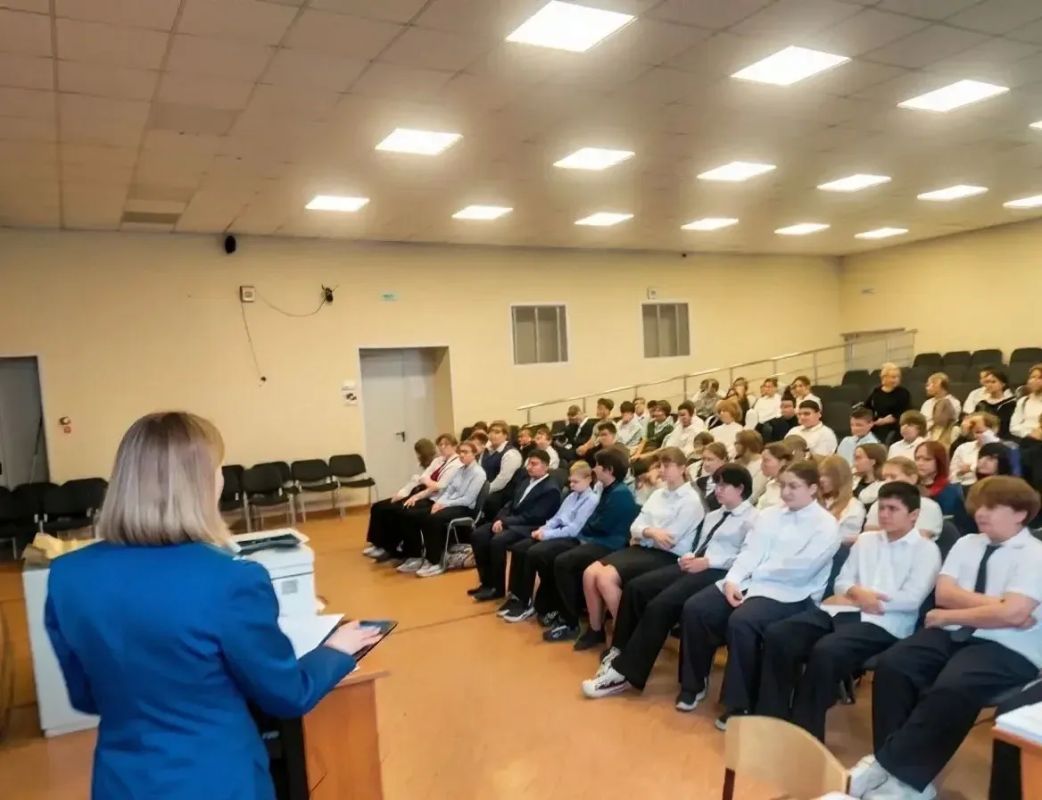 Сотрудники прокуратуры рассказывают детям, как не стать жертвой мошенников и травли в сети Сотрудники прокуратуры рассказывают детям, как не стать жертвой мошенников и травли в сети