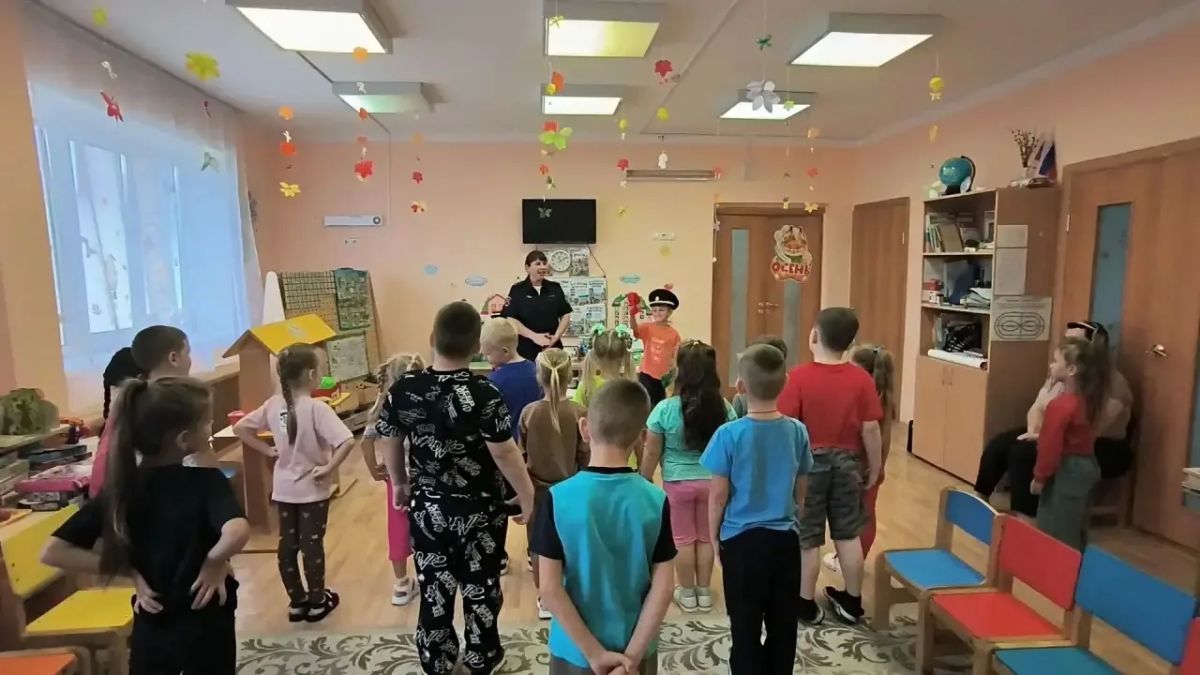Безопасность с малых лет: в Мошковском районе прошел необычный урок дорожной грамотности Безопасность с малых лет: в Мошковском районе прошел необычный урок дорожной грамотности