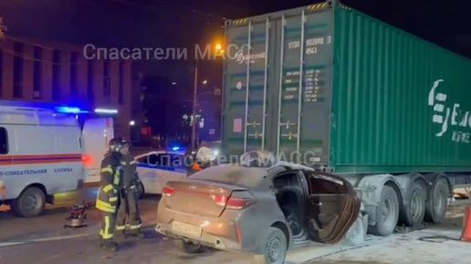 Смертельное ДТП на Сухарной: легковушка влетела под контейнеровоз (18+)