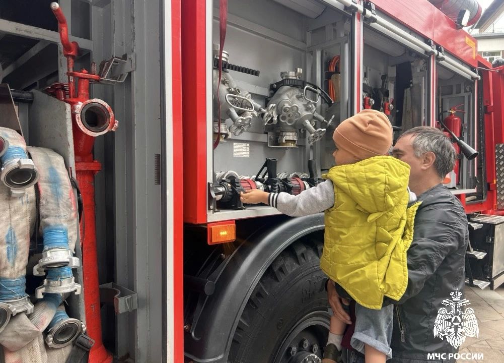 В Новосибирском областном театре кукол прошёл особенный день - спектакль по пожарной безопасности «Про царя коварного и Вовкупожарного» собрал более 200 малышей! В Новосибирском областном театре кукол прошёл особенный день - спектакль по пожарной безопасности «Про царя коварного и Вовкупожарного» собрал более 200 малышей!