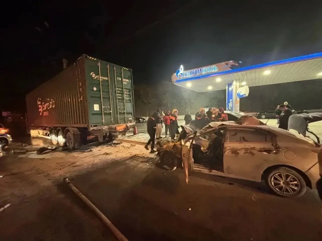 В Новосибирске машина загорелась после ДТП В Новосибирске машина загорелась после ДТП