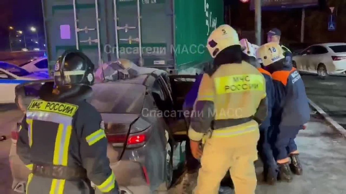 "Киа" влетела в припаркованный тягач на одной из АЗС Новосибирска — один человек погиб, ещё двое пострадали