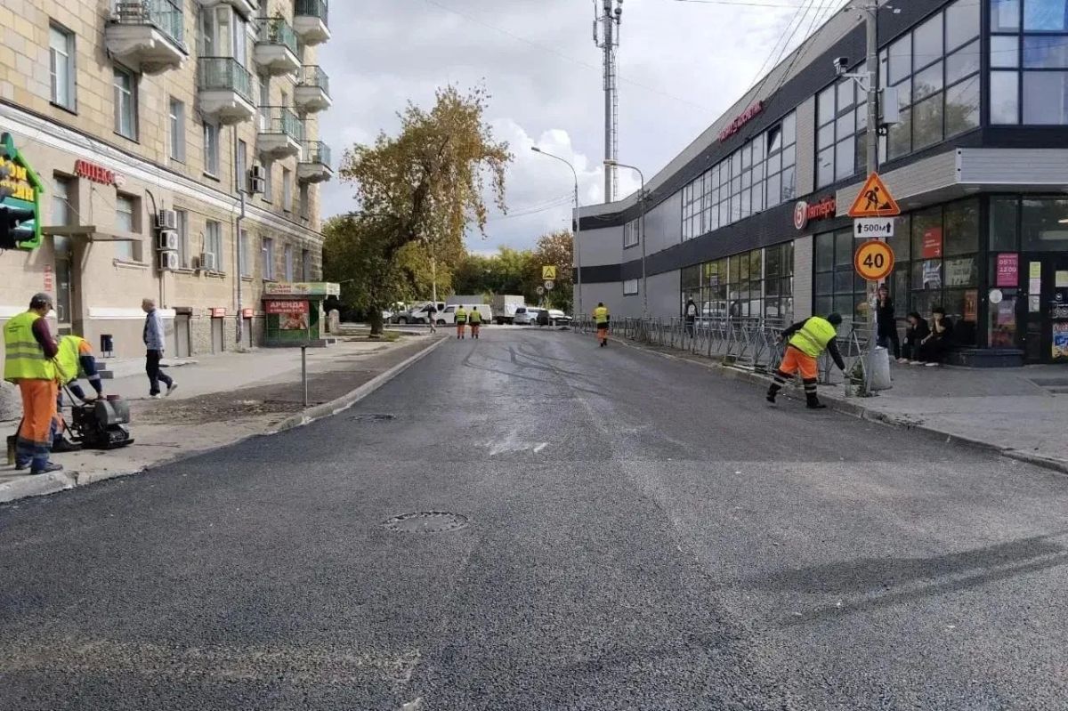 В износостойкий асфальт одели улицу Ветковскую в Новосибирске