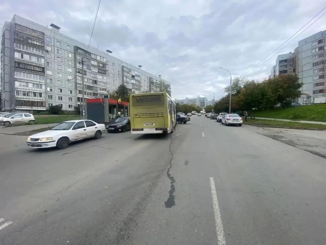 Легковушка столкнулась с 18 автобусом Легковушка столкнулась с 18 автобусом