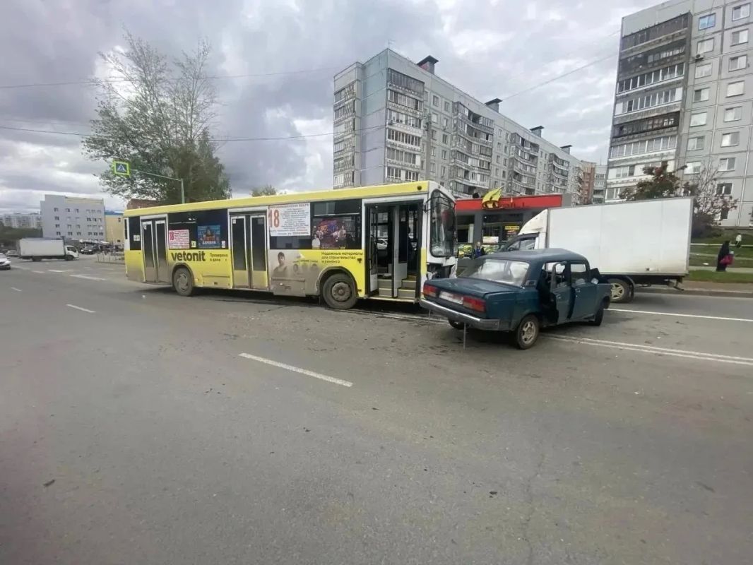 Легковушка столкнулась с 18 автобусом Легковушка столкнулась с 18 автобусом