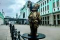 Бронзовый Везунчик-машинист появился у вокзала Новосибирск-Главный