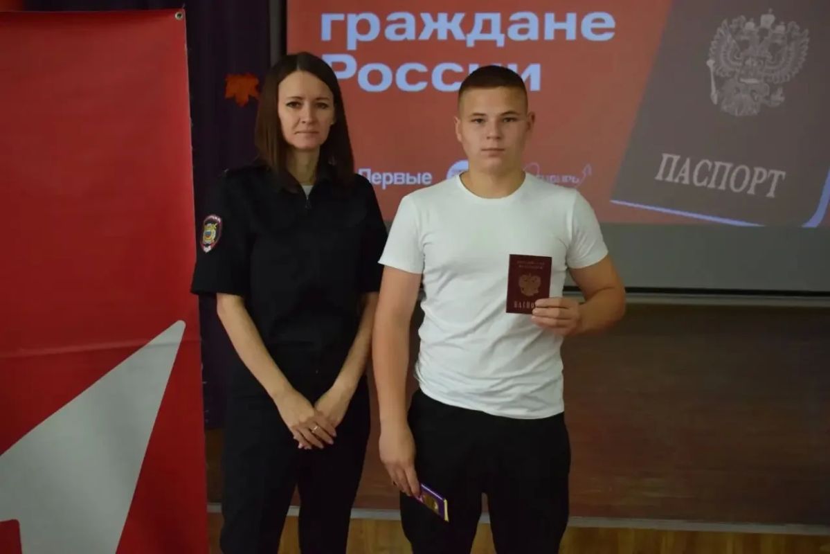 22 юных жителя Тогучина стали участниками патриотической акции «Мы — граждане России» 22 юных жителя Тогучина стали участниками патриотической акции «Мы — граждане России»