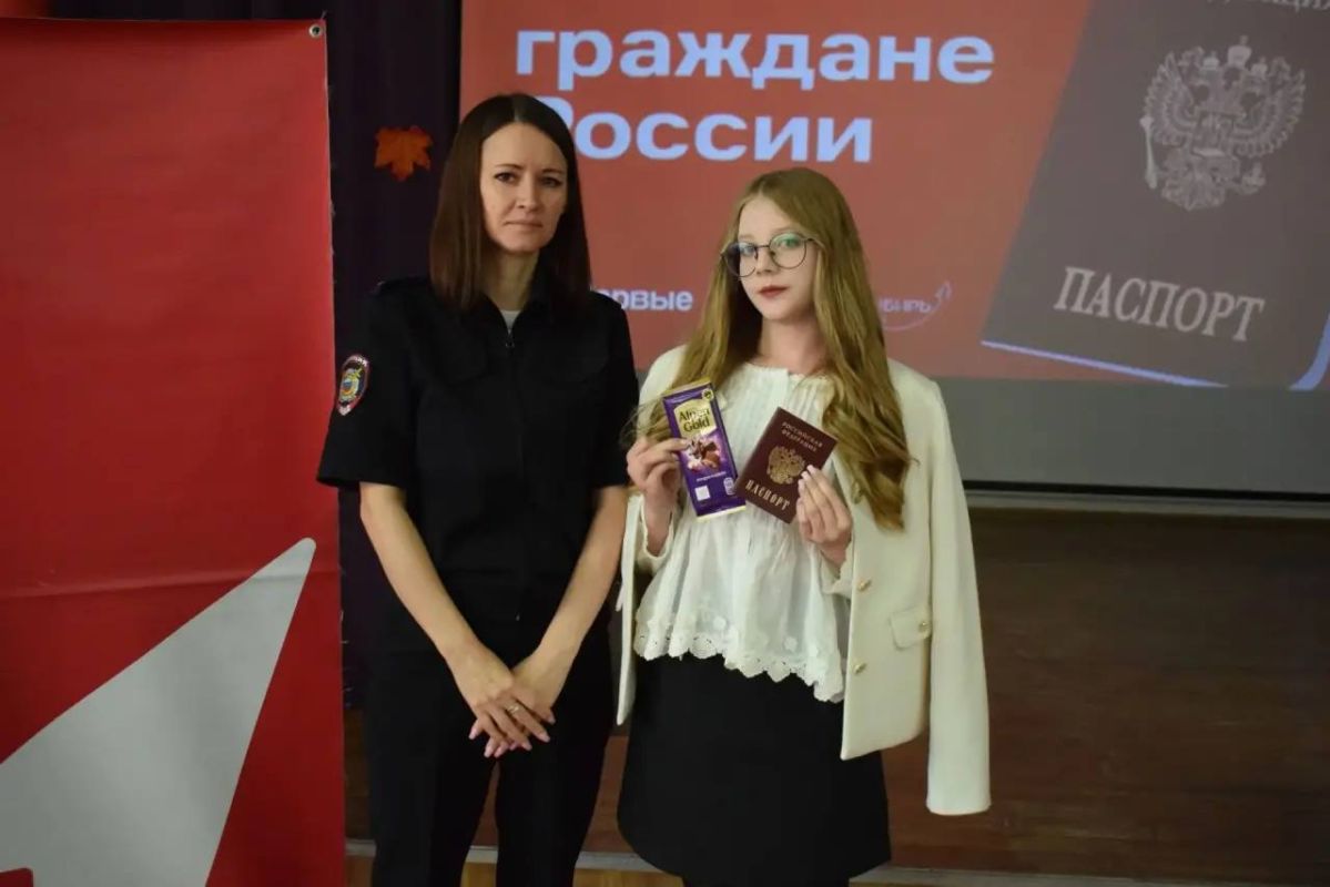 22 юных жителя Тогучина стали участниками патриотической акции «Мы — граждане России» 22 юных жителя Тогучина стали участниками патриотической акции «Мы — граждане России»