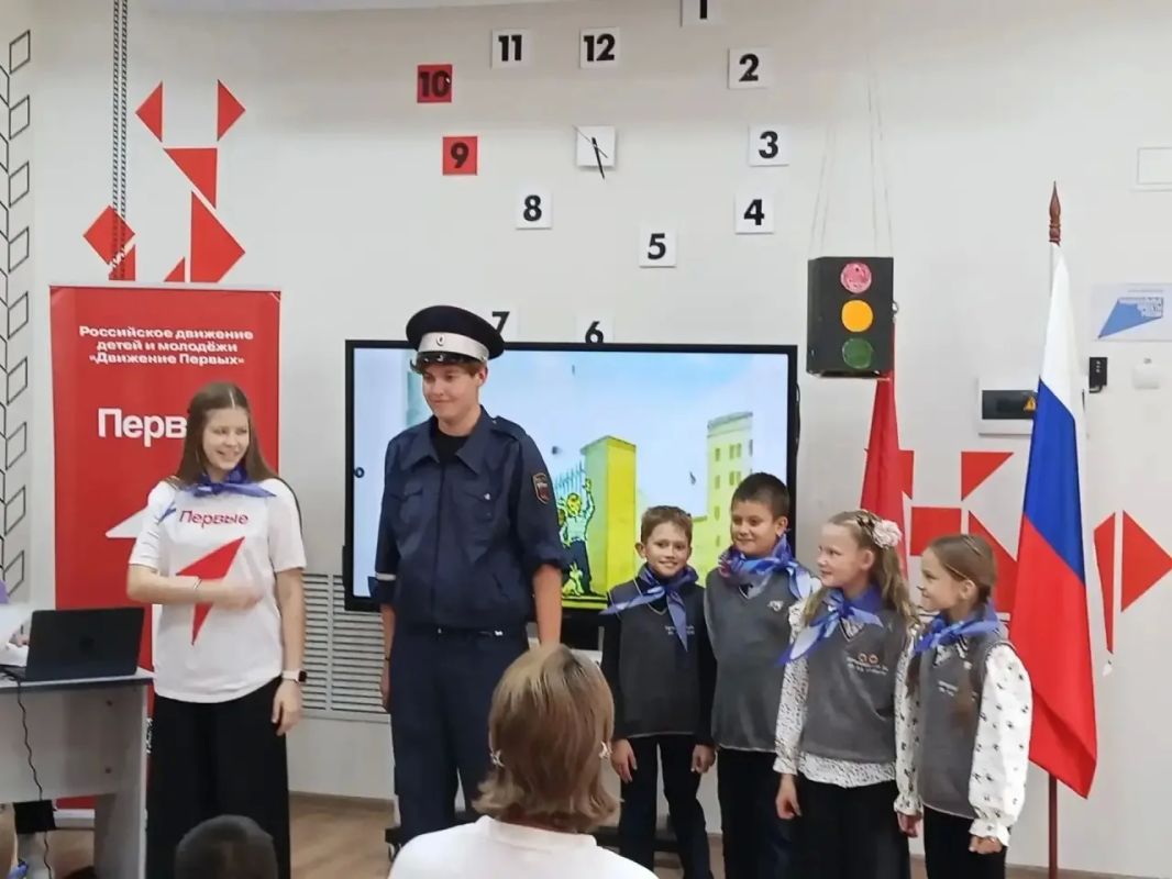 В рамках тематической недели, посвящённой безопасности дорожного движения, театральная студия «Парус» Первомайской школы Татарского муниципального округа представила театрализованную постановку по мотивам произведения С. В....