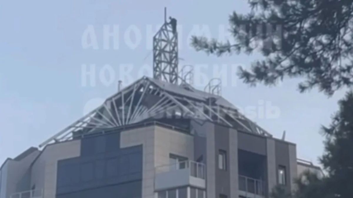 Школьники забрались на шпиль высотки в Новосибирске