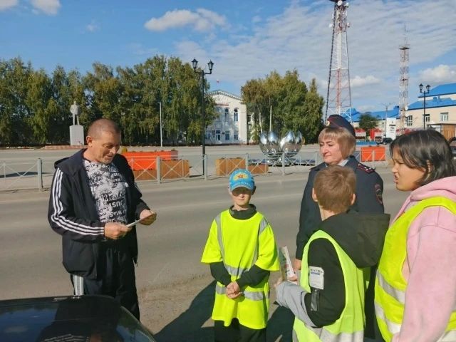 Безопасность детей — в приоритете: Отряд ЮИД «Светофорчики» Купинской школы-интерната №1 совместно с сотрудниками Госавтоинспекции провели профилактическую акцию Безопасность детей — в приоритете: Отряд ЮИД «Светофорчики» Купинской школы-интерната №1 совместно с сотрудниками Госавтоинспекции провели профилактическую акцию