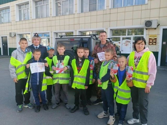 Безопасность детей — в приоритете: Отряд ЮИД «Светофорчики» Купинской школы-интерната №1 совместно с сотрудниками Госавтоинспекции провели профилактическую акцию Безопасность детей — в приоритете: Отряд ЮИД «Светофорчики» Купинской школы-интерната №1 совместно с сотрудниками Госавтоинспекции провели профилактическую акцию