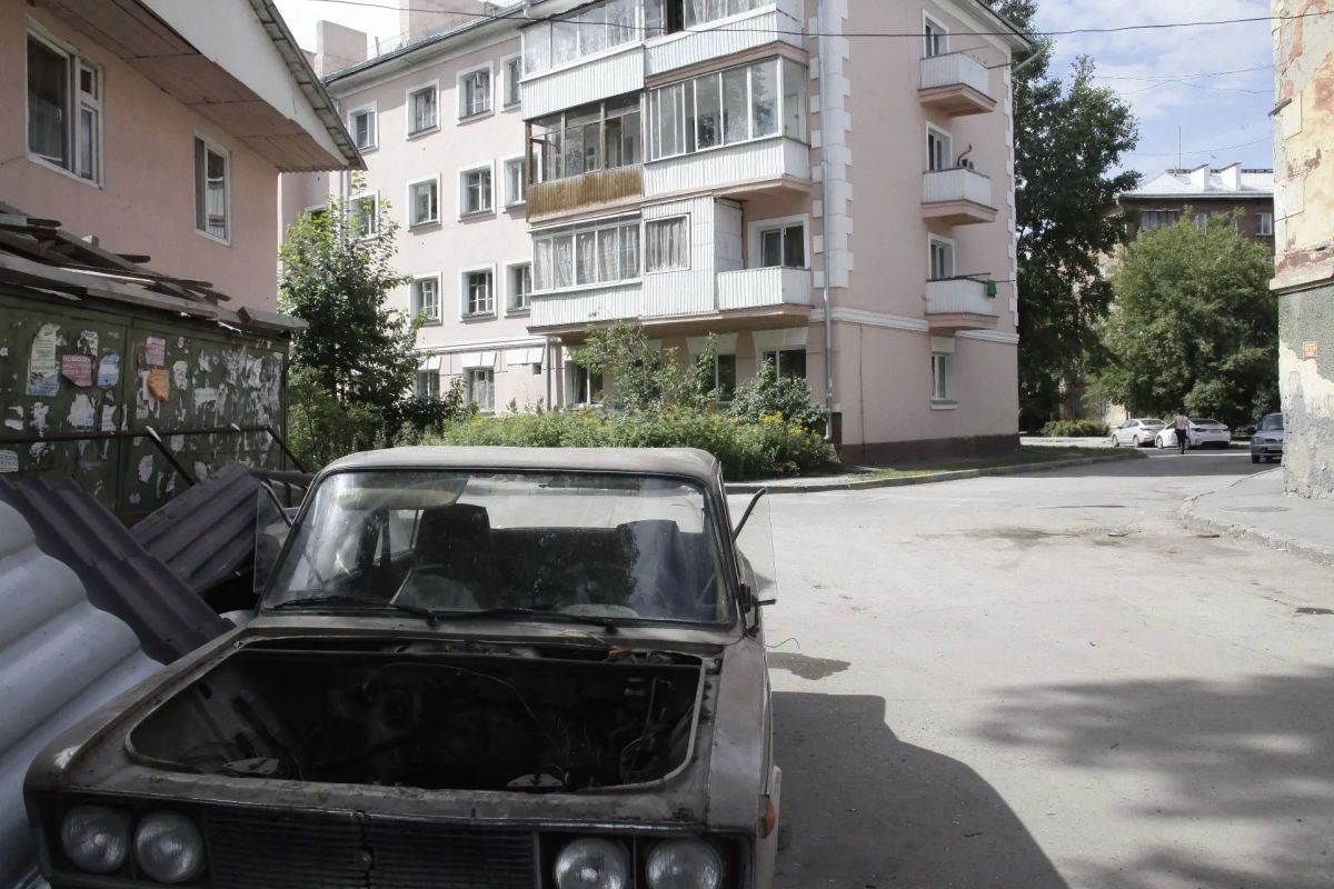 Около 100 брошенных авто эвакуировали на спецстоянку в Первомайке