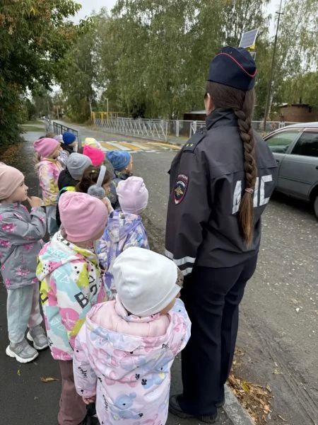 В Новосибирской области сотрудники Госавтоинспекции провели для дошколят пешую экскурсию В Новосибирской области сотрудники Госавтоинспекции провели для дошколят пешую экскурсию