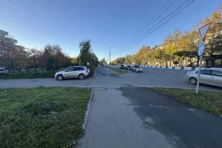 В Новосибирске скорая увезла маму с ребенком после ДТП на электросамокате