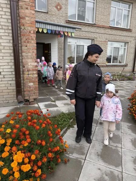 В Новосибирской области сотрудники Госавтоинспекции провели для дошколят пешую экскурсию В Новосибирской области сотрудники Госавтоинспекции провели для дошколят пешую экскурсию