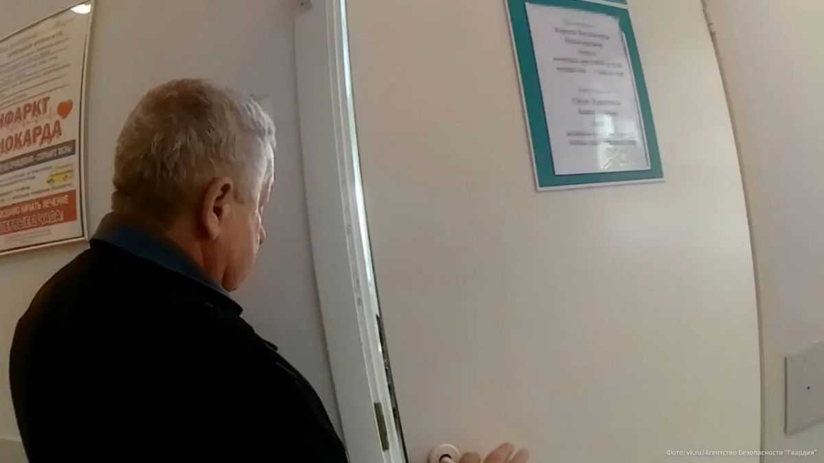 Заботливый муж чуть не заколол иголкой врача в Новосибирске — он мстил медику за "издевательства" над женой