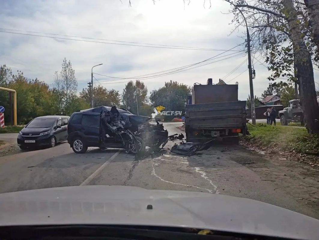 В Новосибирске водитель Chevrolet Niva уснул за рулем и врезался в грузовик
