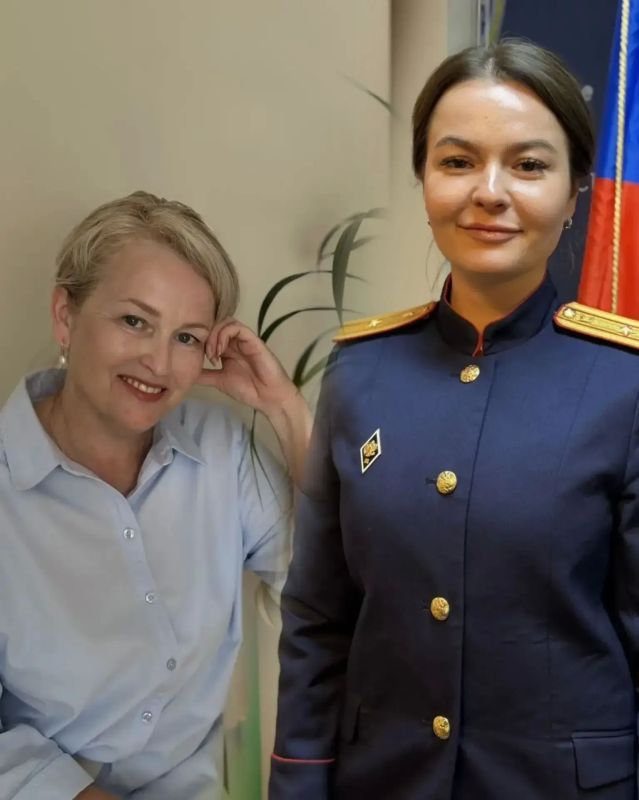 В проекте «Моя мама учитель!» инспектор отдела по приему граждан и документационному обеспечению следственного управления СК России по Новосибирской области Кристина Оберемченко рассказала о своей маме – учителе