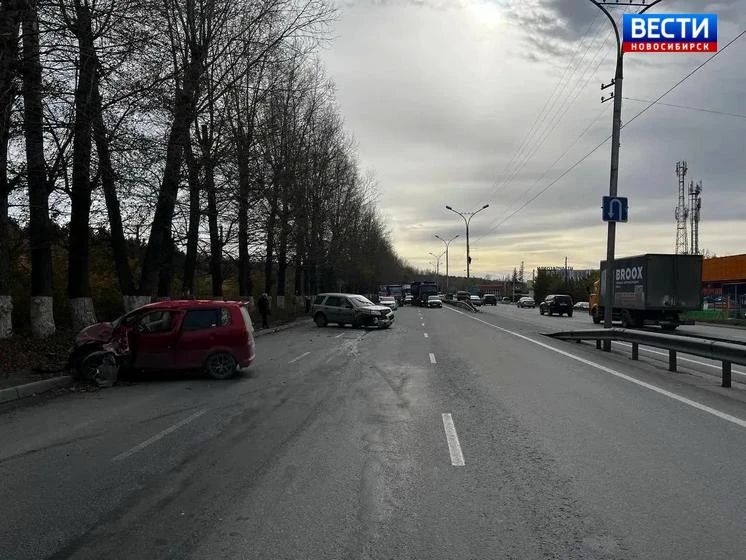 Трое пострадавших. В Первомайском районе Новосибирска на улице Звёздной столкнулись два автомобиля