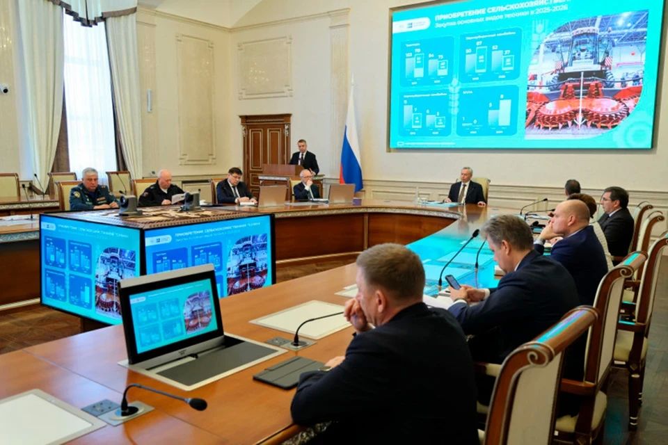 Андрей Травников рассмотрел ход уборочной кампании в Новосибирской области