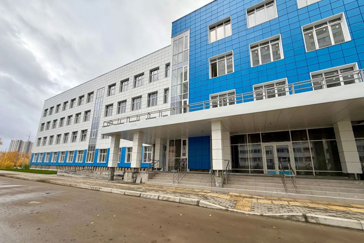 Завершают благоустройство возле новой поликлиники на Виктора Уса