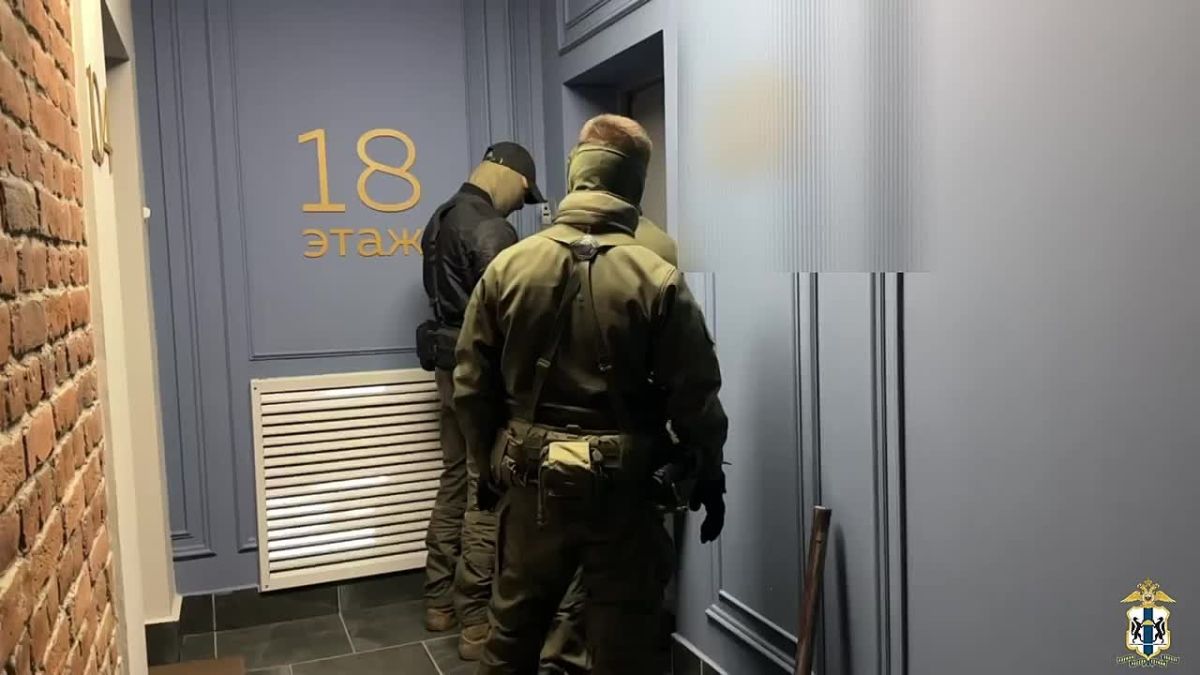 Полиция показала кадры обысков у экс-главы Колыванского района Новосибирской области Евгения Артюхова, задержанного по подозрению в мошенничестве