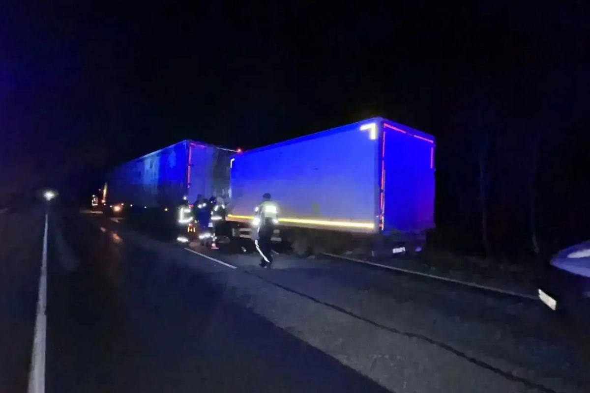 Под Новосибирском 31-летний водитель погиб в аварии с двумя грузовиками