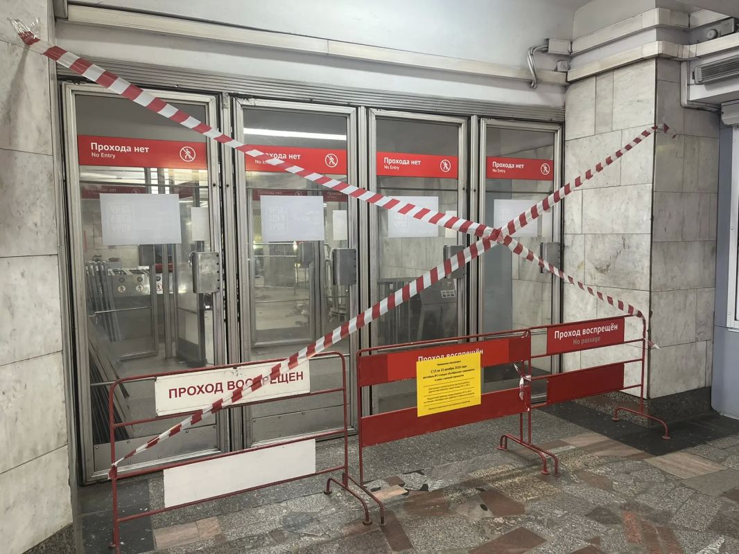 Вход и выход станции метро «Октябрьская», расположенных ближе к улице Сакко и Ванцетти, закрыли на 10 дней Вход и выход станции метро «Октябрьская», расположенных ближе к улице Сакко и Ванцетти, закрыли на 10 дней