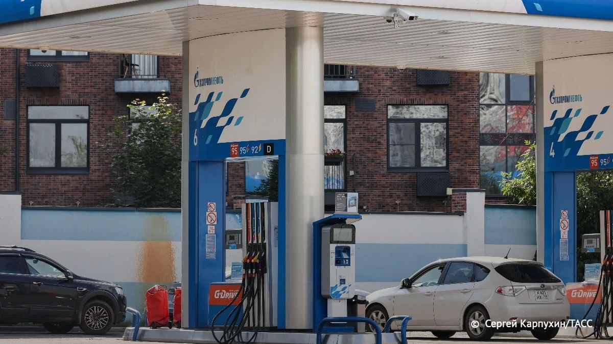 Лимиты на продажу бензина на АЗС "Газпром нефть" отменили в Новосибирской области, сообщило правительство региона