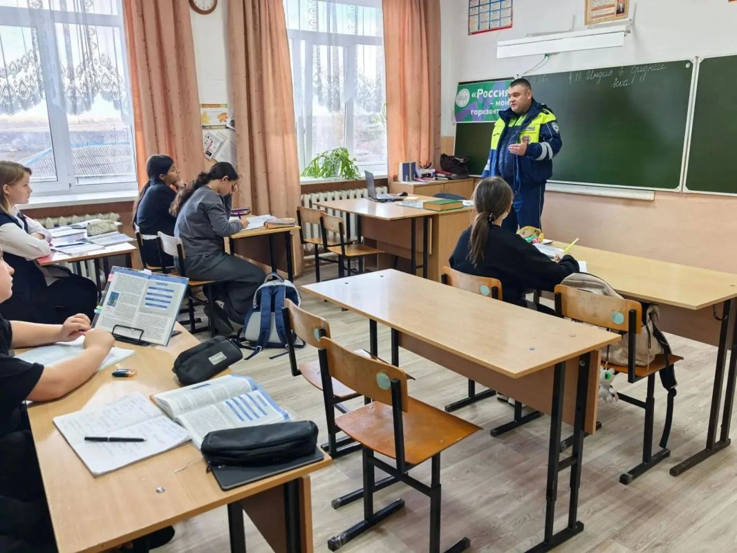 Сотрудники Госавтоинспекции Болотнинского района продолжают проводить профилактическую работу в образовательных организациях Сотрудники Госавтоинспекции Болотнинского района продолжают проводить профилактическую работу в образовательных организациях