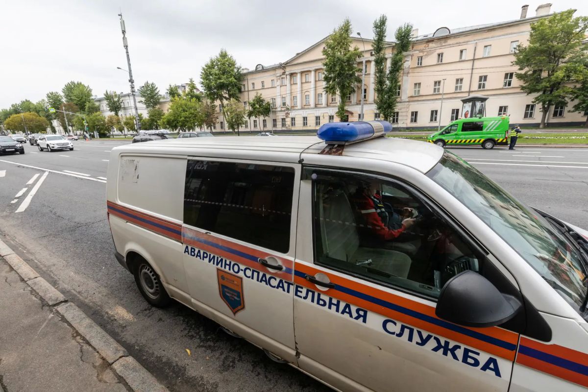 Спасатели МАСС вынесли из квартиры 240-килограммовую новосибирку с переломом шейки бедра