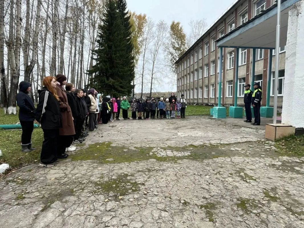 Сотрудники Госавтоинспекции Болотнинского района продолжают проводить профилактическую работу в образовательных организациях Сотрудники Госавтоинспекции Болотнинского района продолжают проводить профилактическую работу в образовательных организациях