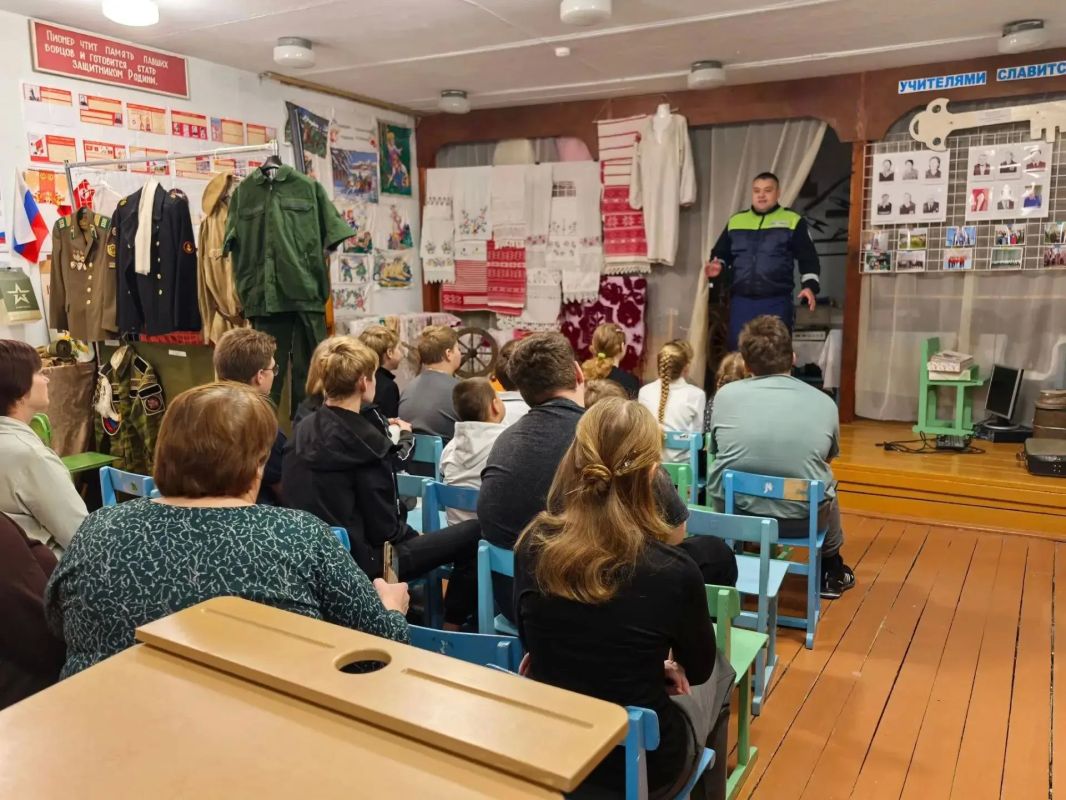 Сотрудники Госавтоинспекции Болотнинского района продолжают проводить профилактическую работу в образовательных организациях Сотрудники Госавтоинспекции Болотнинского района продолжают проводить профилактическую работу в образовательных организациях
