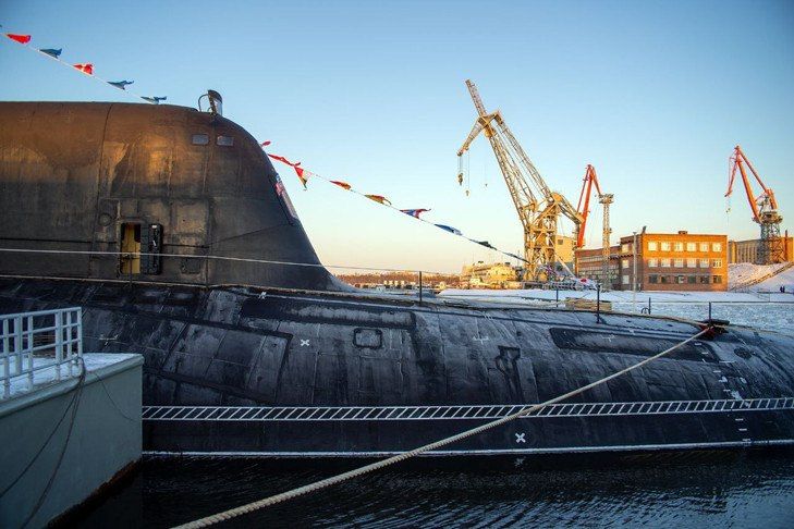 В Тихом океане состоялись учения, в рамках которых атомный подводный крейсер «Новосибирск» поразил ракетой «Калибр» цель на расстоянии 1200 км. Стрельба выполнялась крылатой ракетой «Оникс»