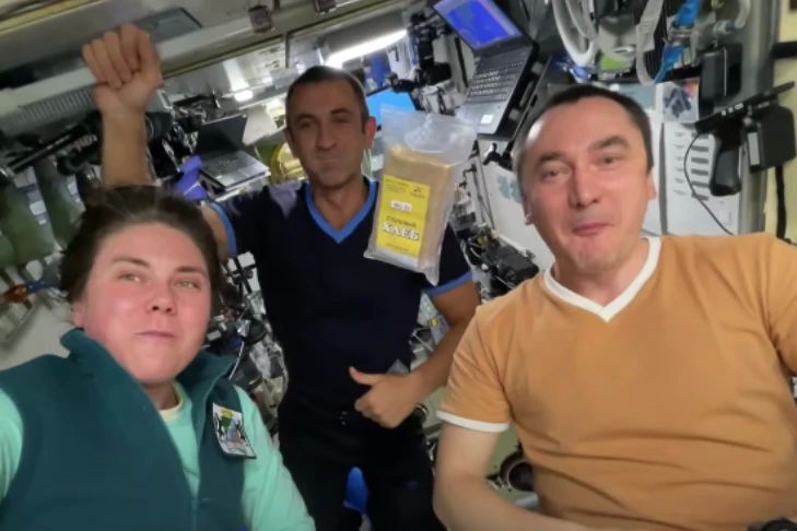 Новосибирский космонавт Кикина показала особый хлеб для МКС
