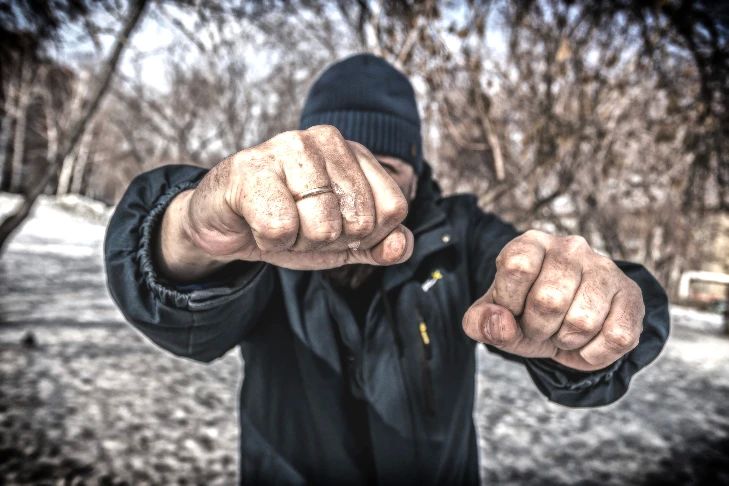 В Новосибирске спортсмен на «Мерседесе» избил пешехода вместо извинений