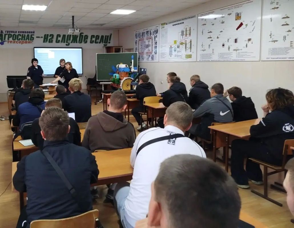 В Новосибирской области сотрудники полиции и общественники провели серию профилактических встреч со студентами колледжей на тему кибербезопасности В Новосибирской области сотрудники полиции и общественники провели серию профилактических встреч со студентами колледжей на тему кибербезопасности