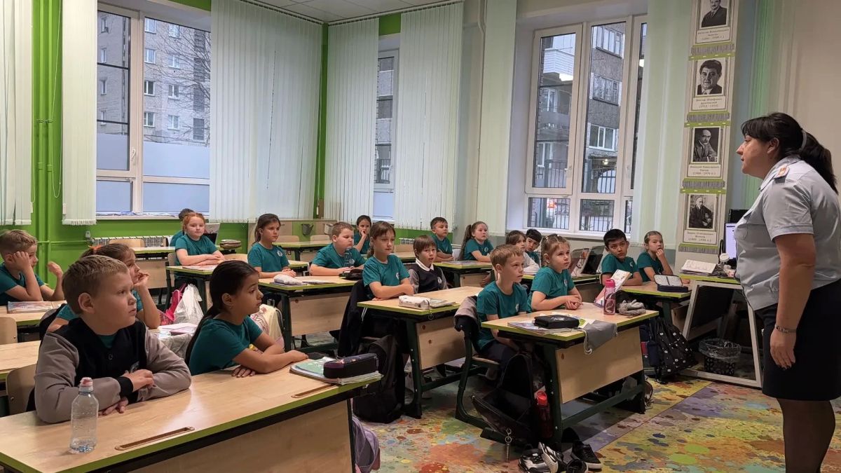 Одна ошибка на дороге может стоить жизни: школьникам напомнили о безопасности Одна ошибка на дороге может стоить жизни: школьникам напомнили о безопасности