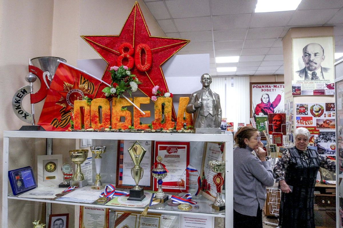 В школы и музеи ОбьГЭСа передали альманахи «Россия – страна Героев» В школы и музеи ОбьГЭСа передали альманахи «Россия – страна Героев»