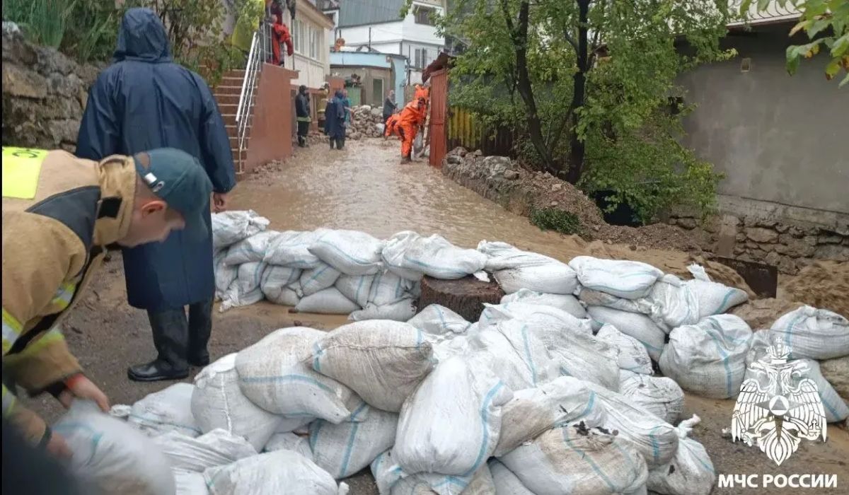 Крым уходит под воду. Сильные дожди и штормовой ветер привели к подтоплениям и селевым потокам Крым уходит под воду. Сильные дожди и штормовой ветер привели к подтоплениям и селевым потокам