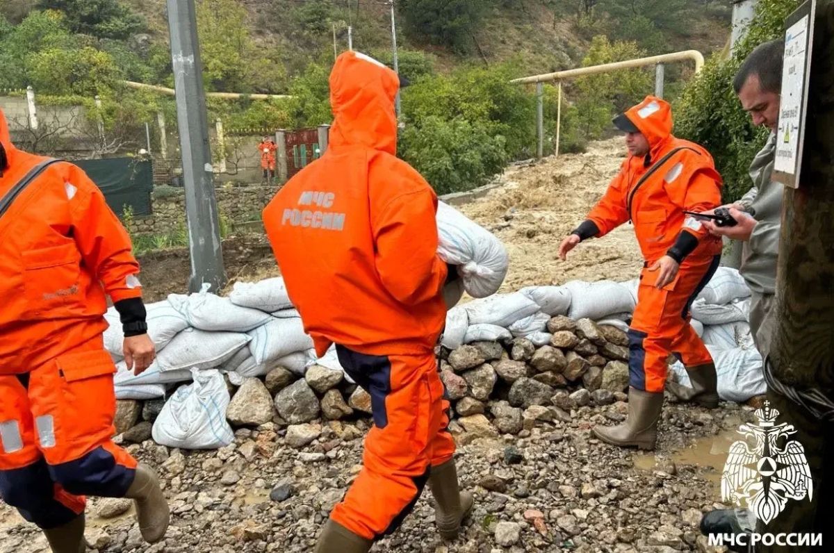 Крым уходит под воду. Сильные дожди и штормовой ветер привели к подтоплениям и селевым потокам Крым уходит под воду. Сильные дожди и штормовой ветер привели к подтоплениям и селевым потокам