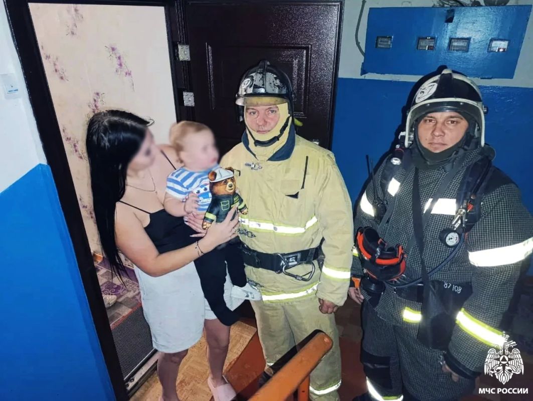 Пожарные МЧС России вызволили годовалого ребенка из закрытой квартиры