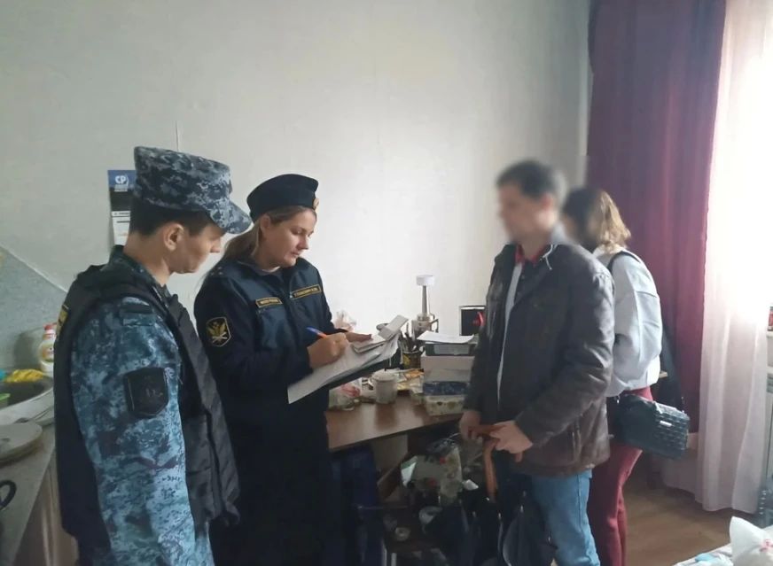 В Новосибирске приставы 5 часов выселяли мать и сына из чужой квартиры